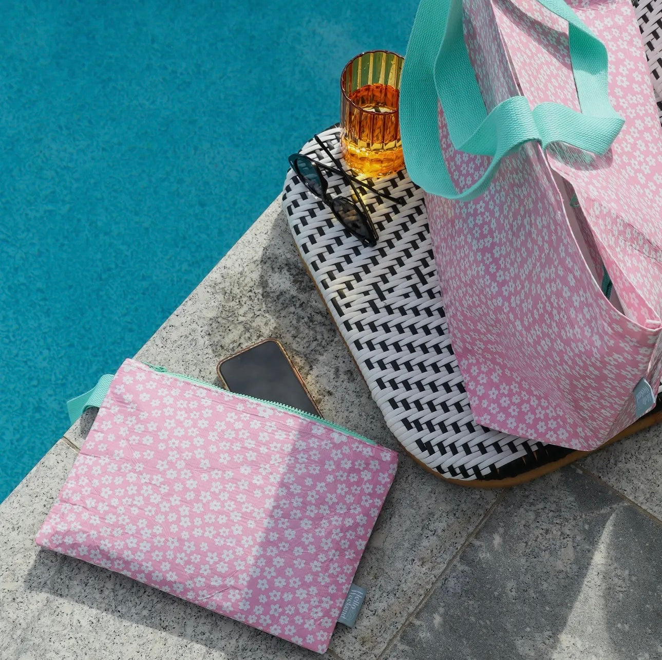 Daisy water-resistant pouch