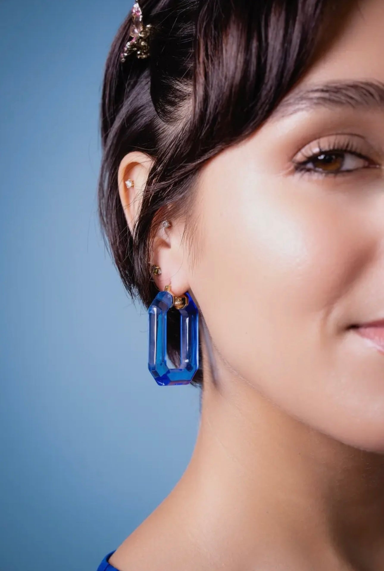 Lucite hoop earrings - blue