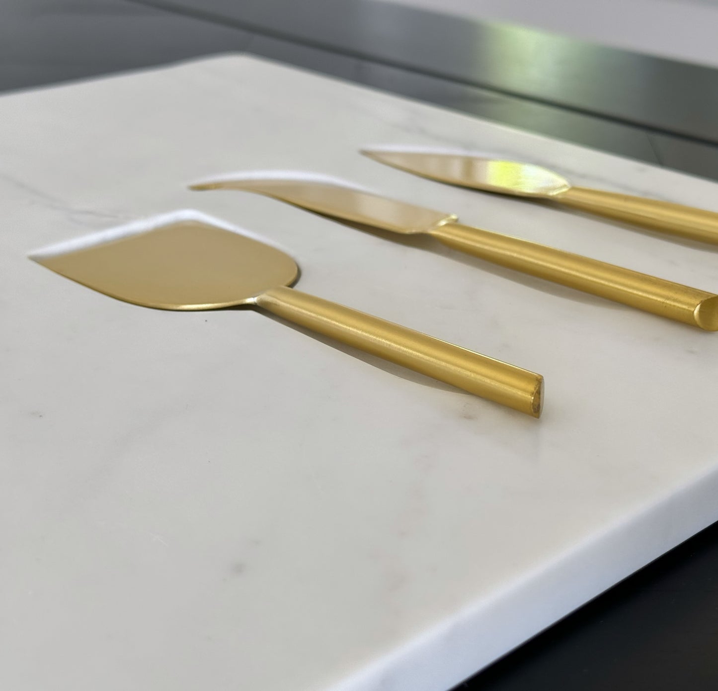Marble cheese board & brass knife set - large