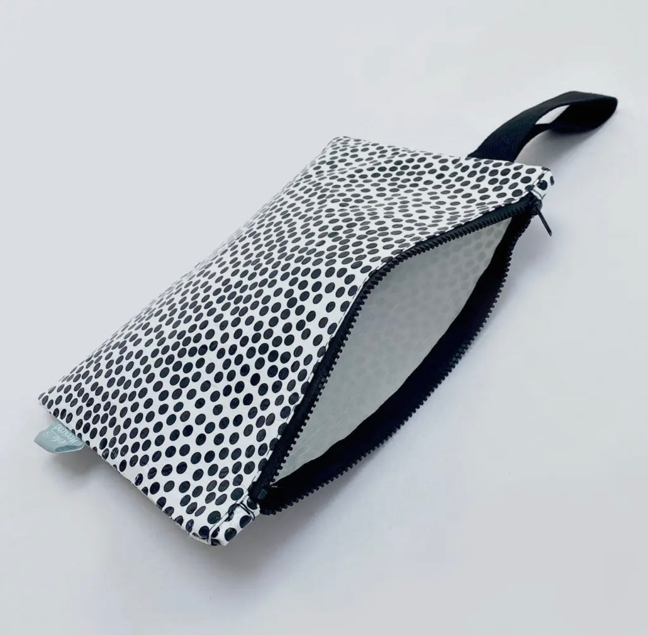 Speckle water-resistant pouch