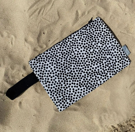 Speckle water-resistant pouch