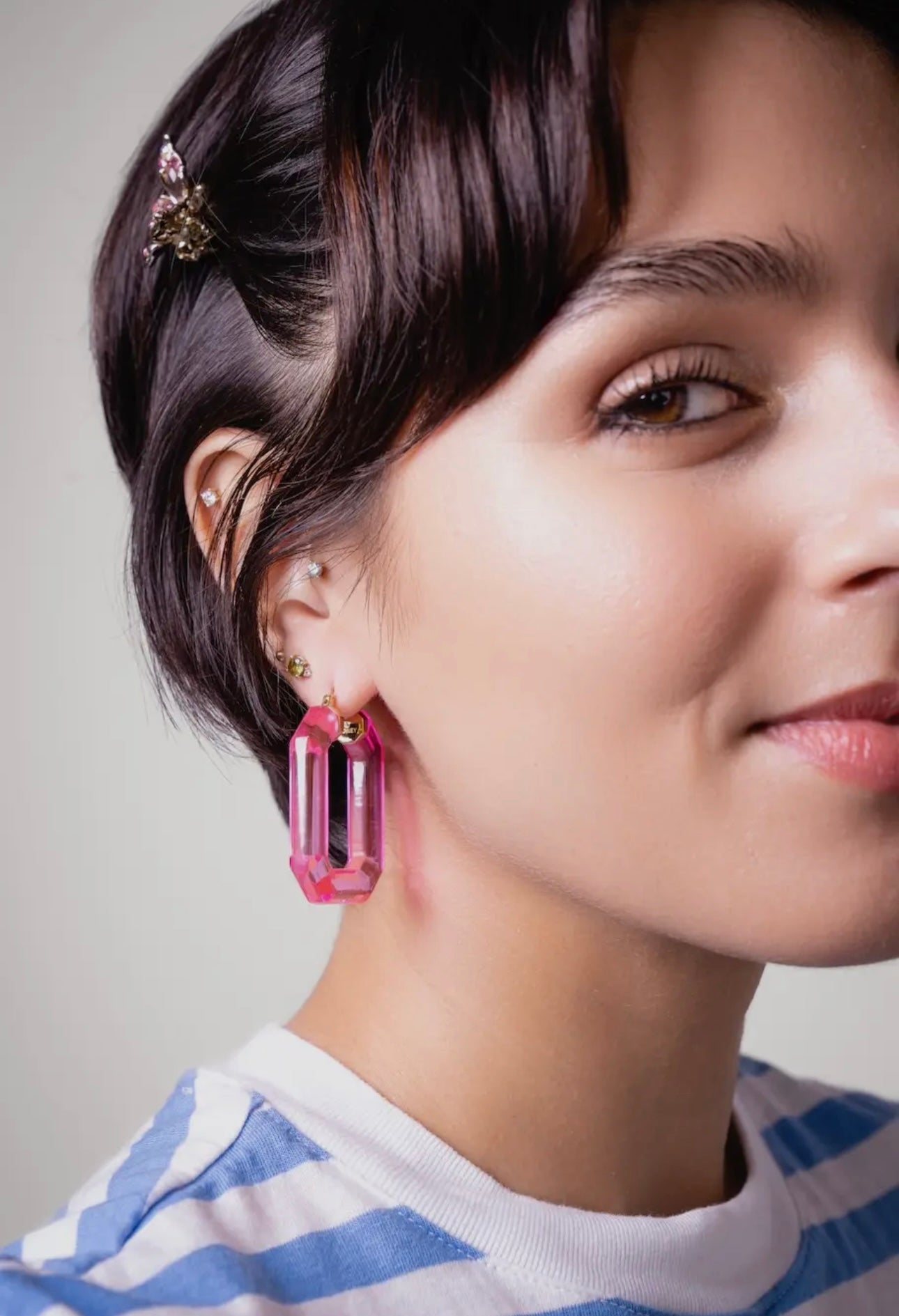 Lucite hoop earrings - pink